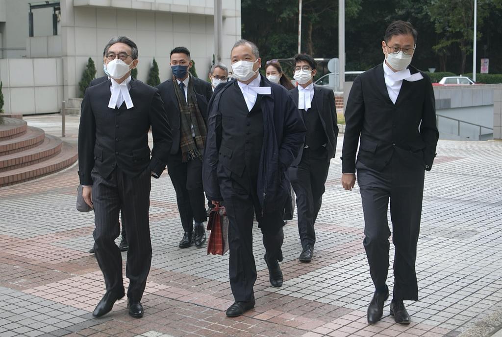 霍麗娜律師代表(左1)翟紹唐,(右1)杜淦堃。