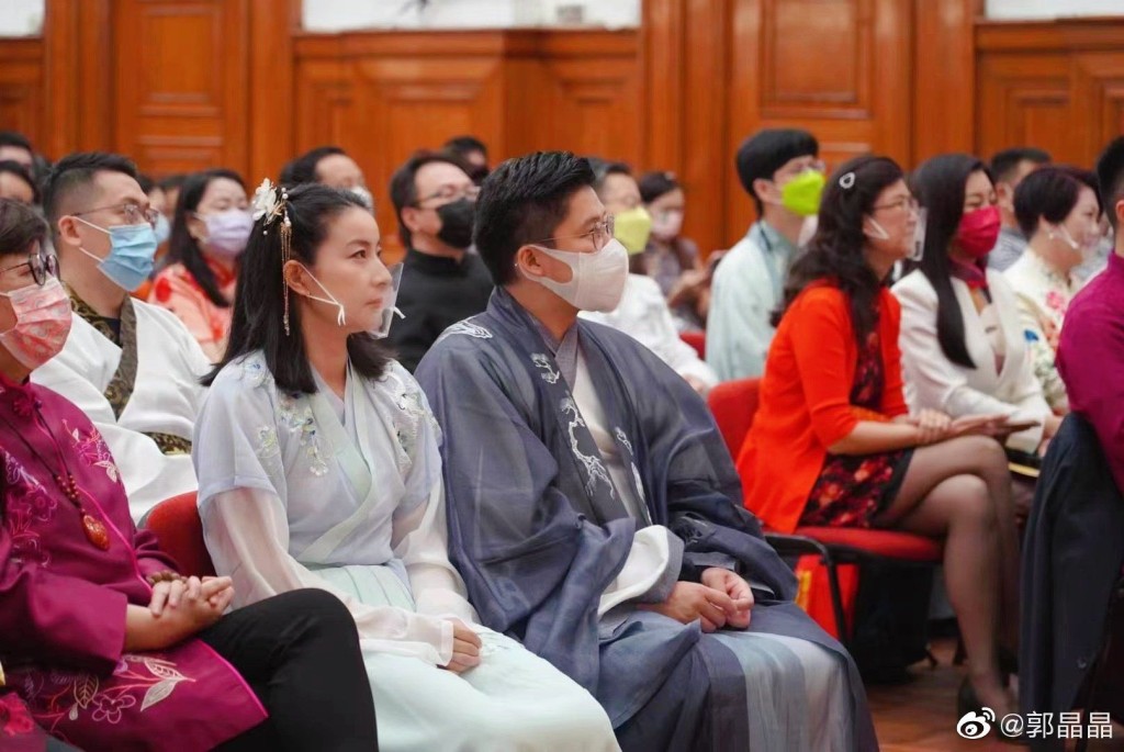 霍啟剛與太太郭晶晶齊齊現身「全港華服日」活動。