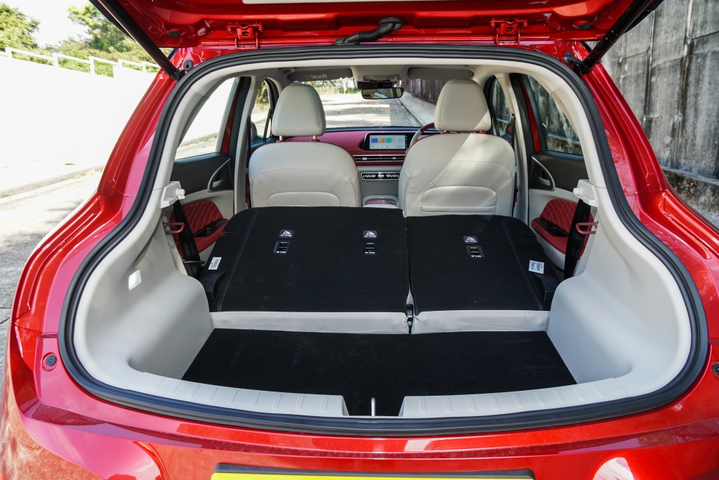 尾箱標準容量只有228升，需要時可放平分離式後座椅椅背以提升載運力。