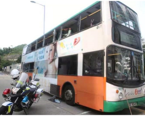新巴車側玻璃窗碎裂。
