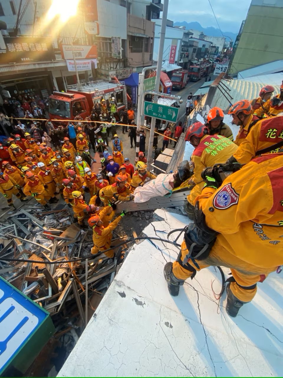 台灣消防部門消息，指地震已造成最少1死逾50傷。路透社