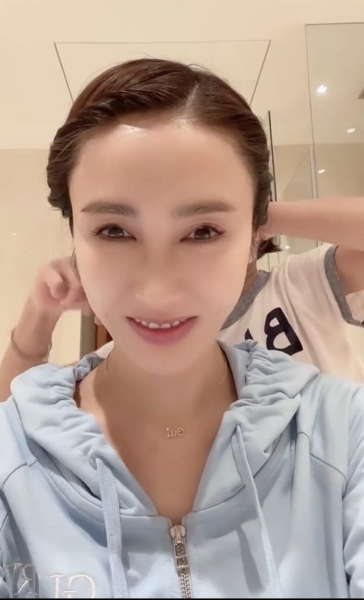 女兒巧手,靚媽也無論甚麼髮型都適合。