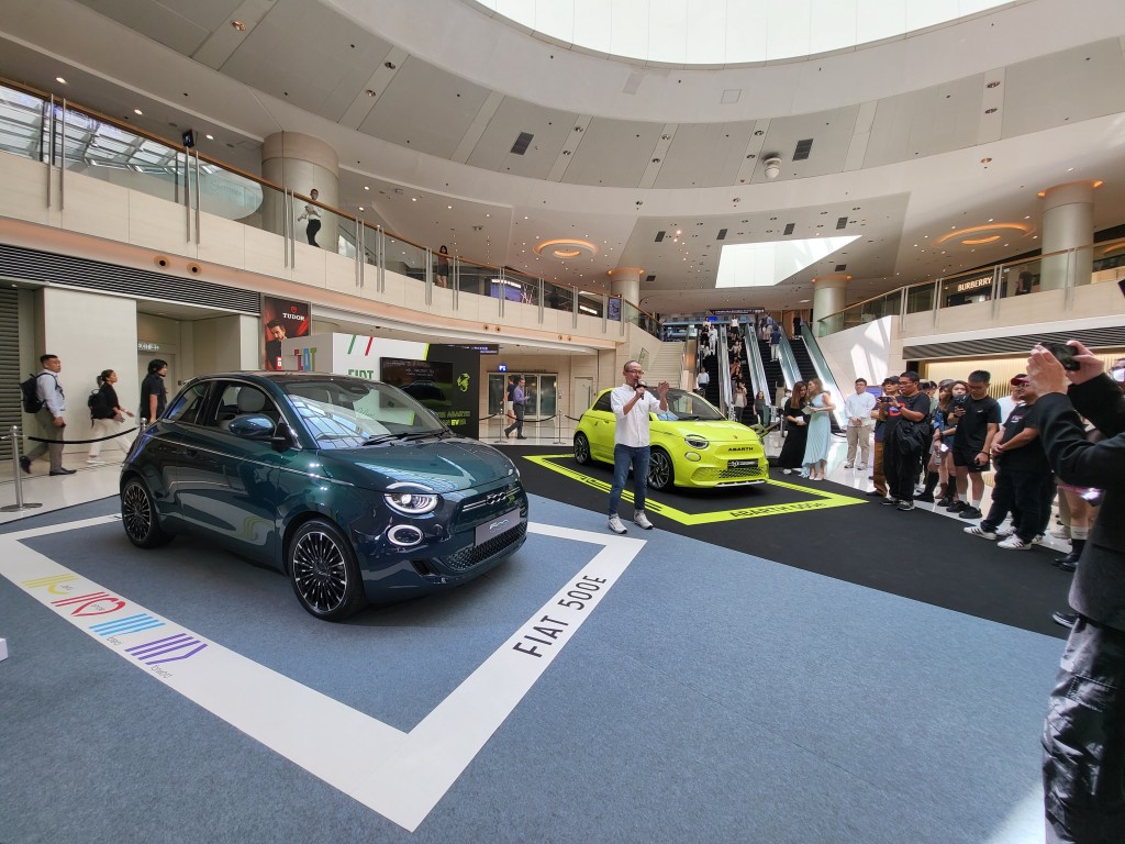 意大利电动车Fiat 500e及Abarth 500e今日(10月31日)在港开售，一连4天(至11月3日)在尖沙咀圆方商场公开首展。