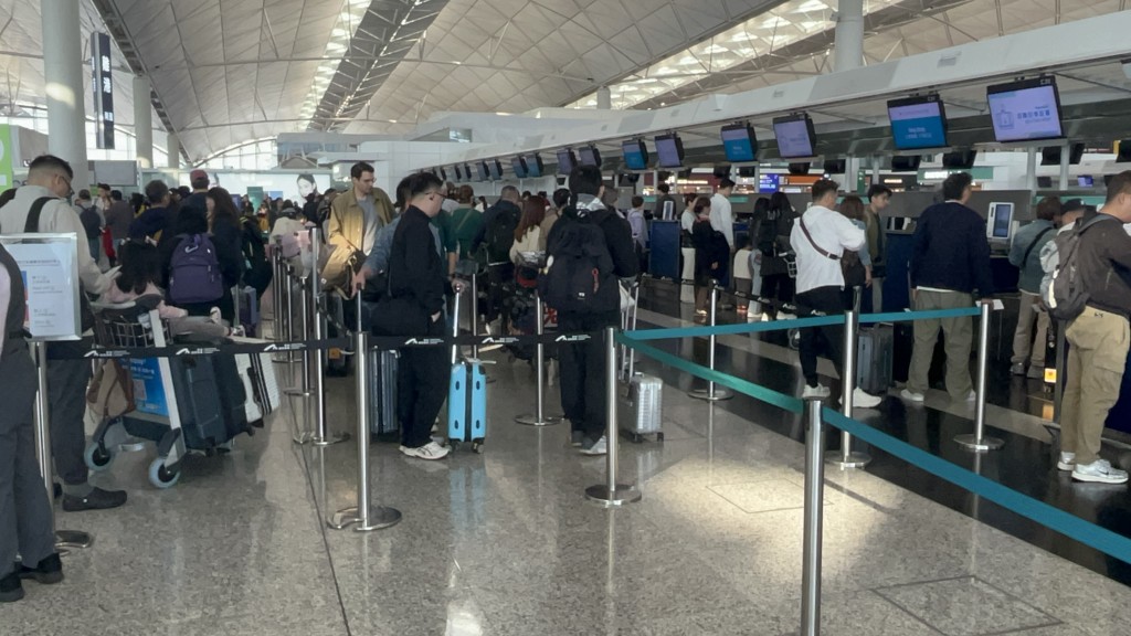 多間航空公司的櫃位出現人龍。楊偉亨攝