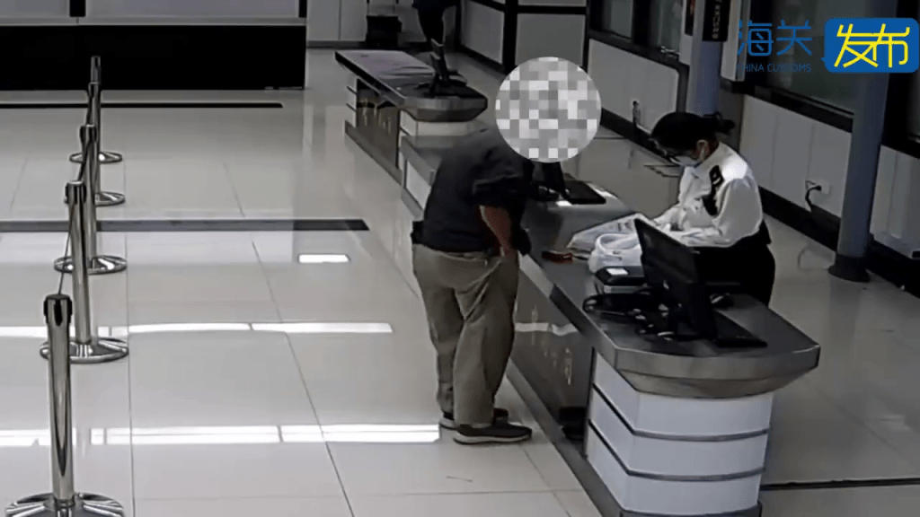 羅湖口岸男旅客行色匆匆,被關員截查。 海關發布 羅湖口岸男旅客行色匆匆,被關員截查。 海關發布