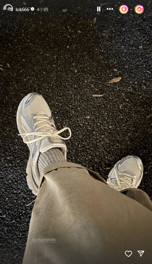 余文樂昨日（25日）在IG的限時動態率先貼出銀灰色的新波鞋。