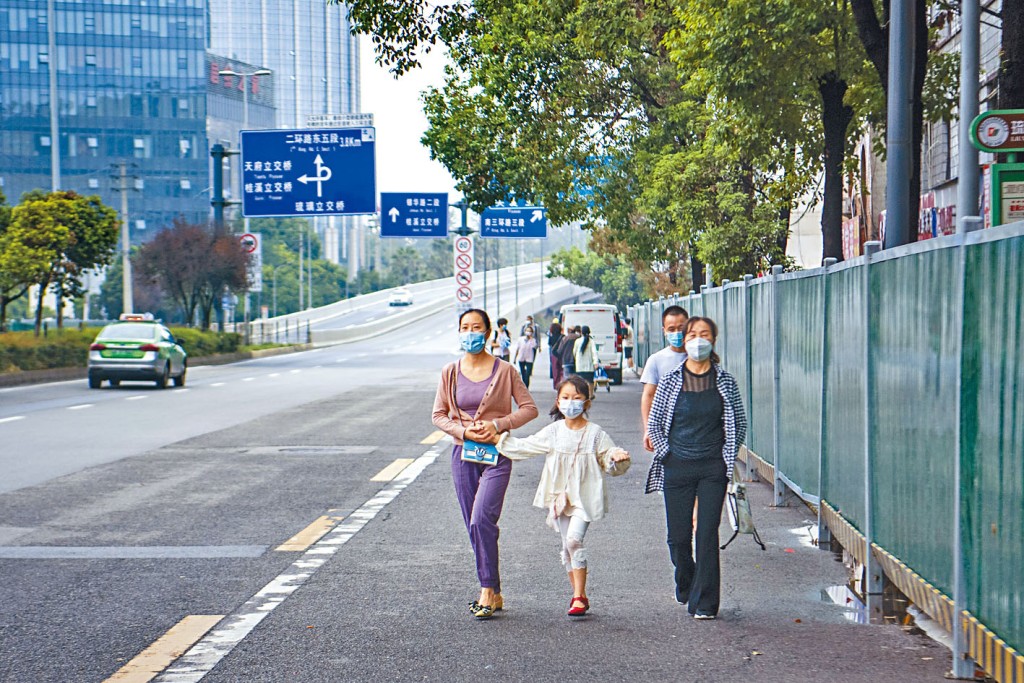 成都昨天起逐步恢復正常生活秩序，民眾在戶外散步。