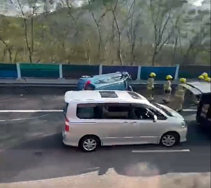 吐露港公路發生交通意外，涉及兩輛私家車。