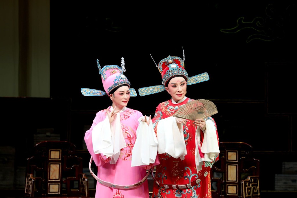 吳鳳花與吳素英把風格清新的《沉香扇》演繹得細膩感人 。 吳鳳花與吳素英把風格清新的《沉香扇》演繹得細膩感人 。