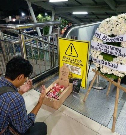 印尼有民众不满火车站有扶手电梯故障百日未修复，带花圈前往悼念。社交平台Ｘ