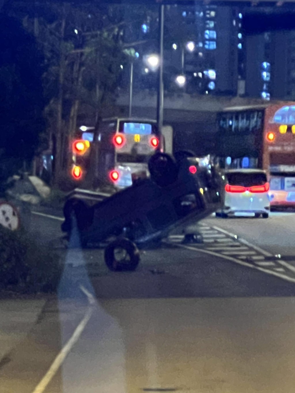 有私家車自炒翻側，四輪朝天。網上圖片
