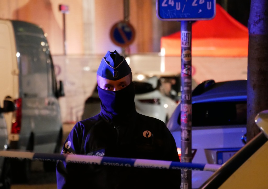 布鲁塞尔狂汉街上挥刀袭警，一警员殉职或涉恐怖主义。AP