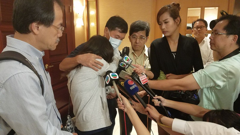 死者吳建明的家屬受訪期間一度泣不成聲。徐裕民攝