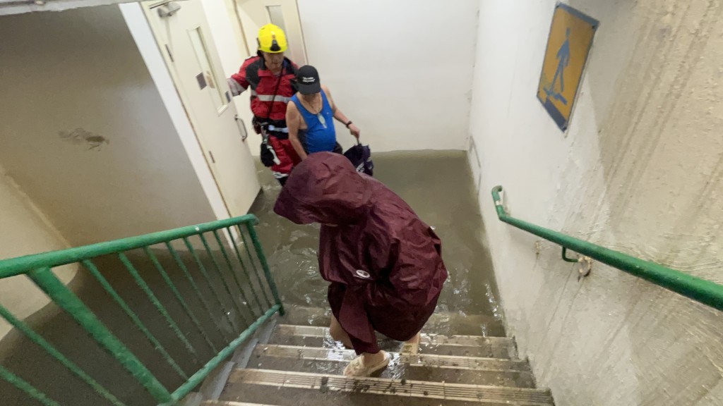 水浸黑點柴灣環翠停車場積一度水深及膝。 水浸黑點柴灣環翠停車場積一度水深及膝。