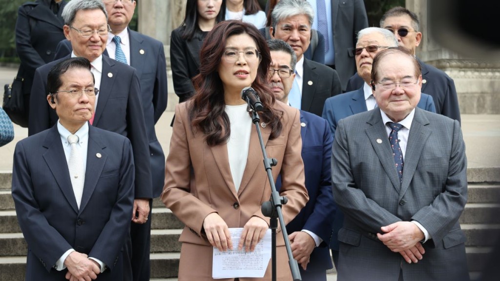 國民黨主席鄭麗文率領國民黨訪問團拜謁中山陵。中新社