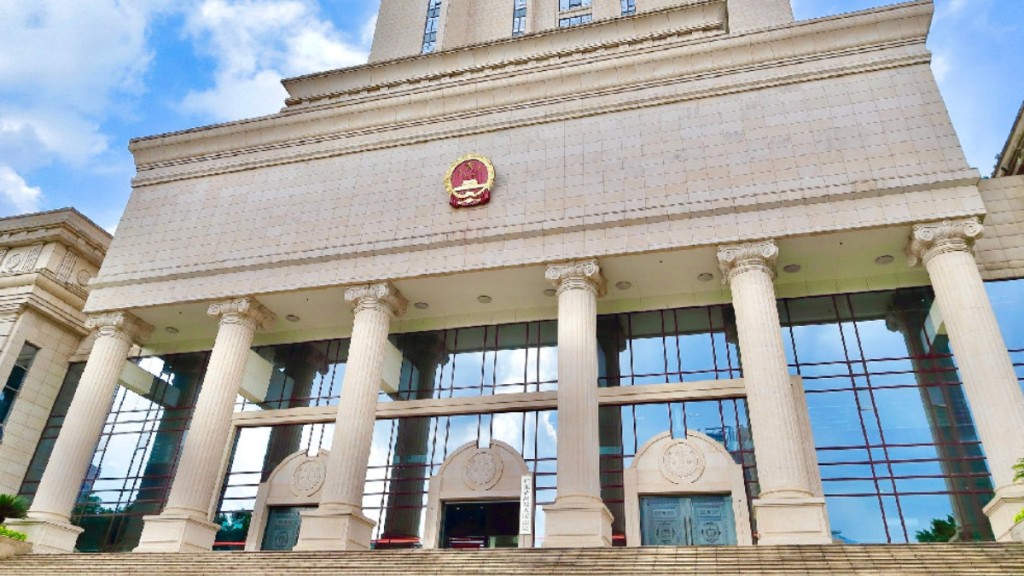 广东高级人民法院驳回深圳6人涉黑案的上诉，主犯梁建光维持死缓判决。微博