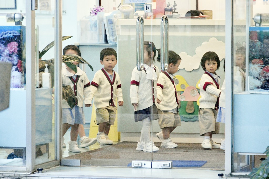 其中在今年8月起停辦的右思維國際幼兒園暨幼稚園。