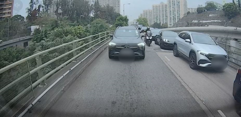 電單車在兩行車線間揳車罅。fb車cam L（香港群組）影片截圖