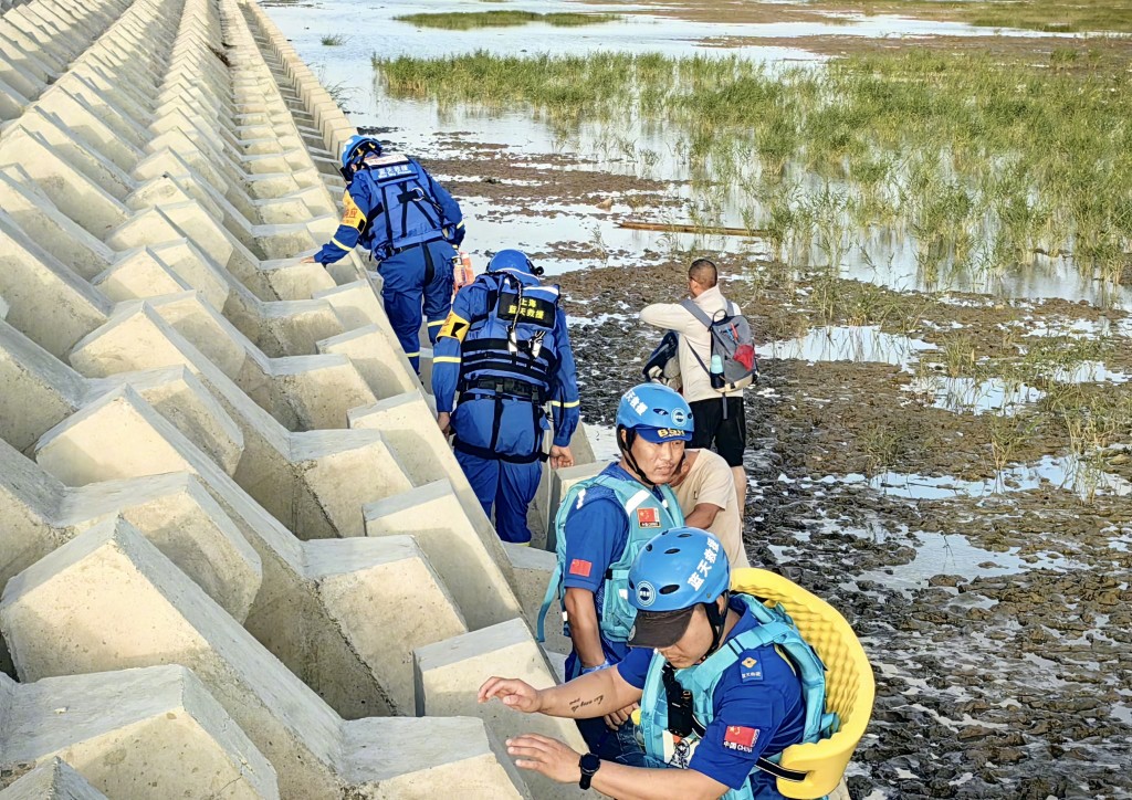 上海藍天救援隊派出17人沿河邊防護堤做地毯式搜索。