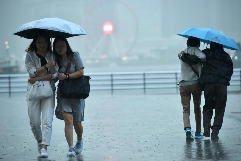 天文台下午一度發出黃雨警告 期間新界西及大嶼山多處錄得約30毫米雨量