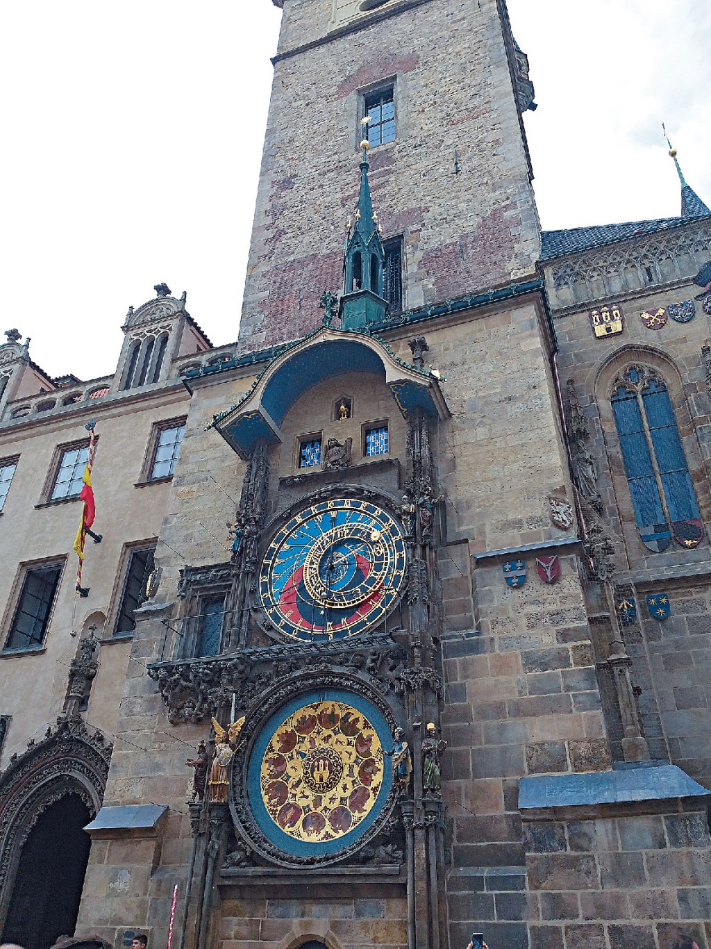 坐落於布拉格老城廣場的天文鐘建於中世紀的1410年，距今超過600年，每逢整點報時。