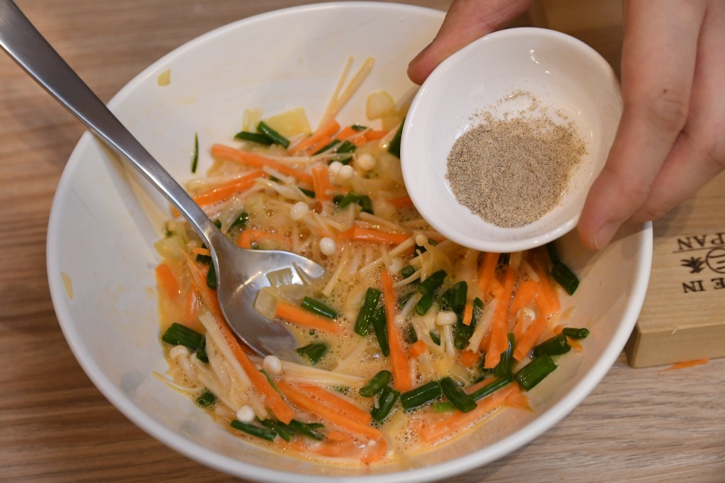 Step 6: 加入盐及胡椒粉拌匀。 Add the salt and pepper powder, mix well.