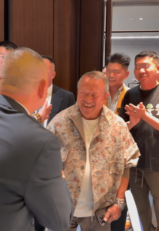 曾志偉受到前呼後擁。