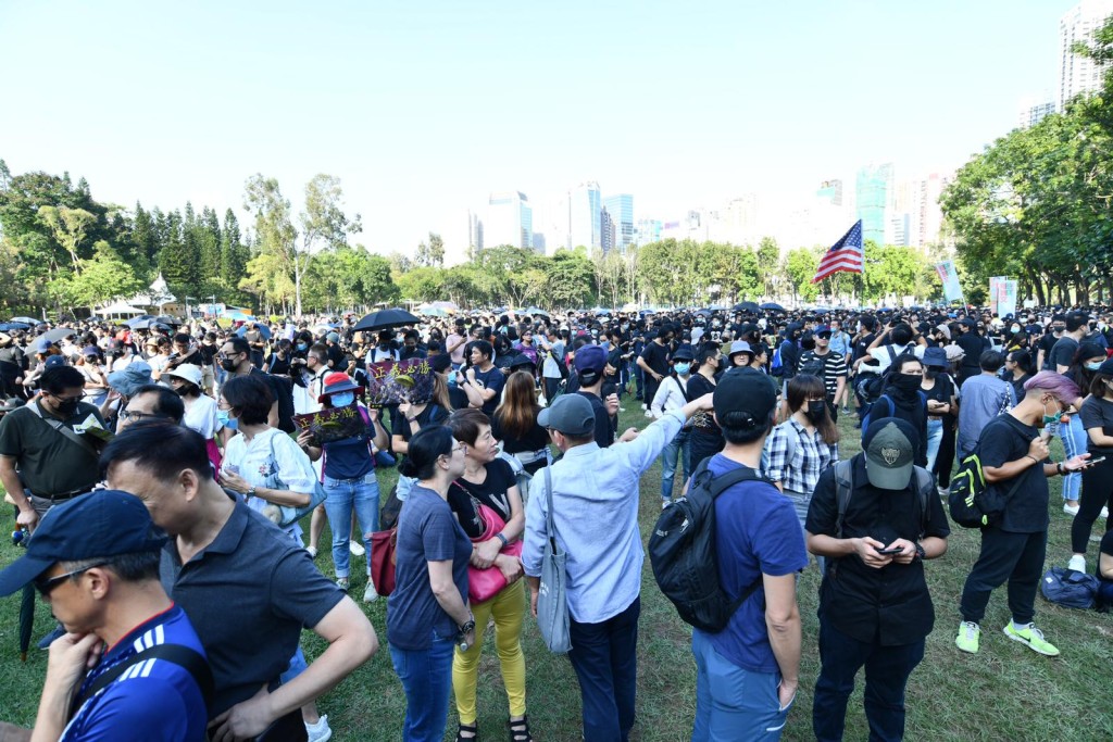有人在草坪举起美国旗。