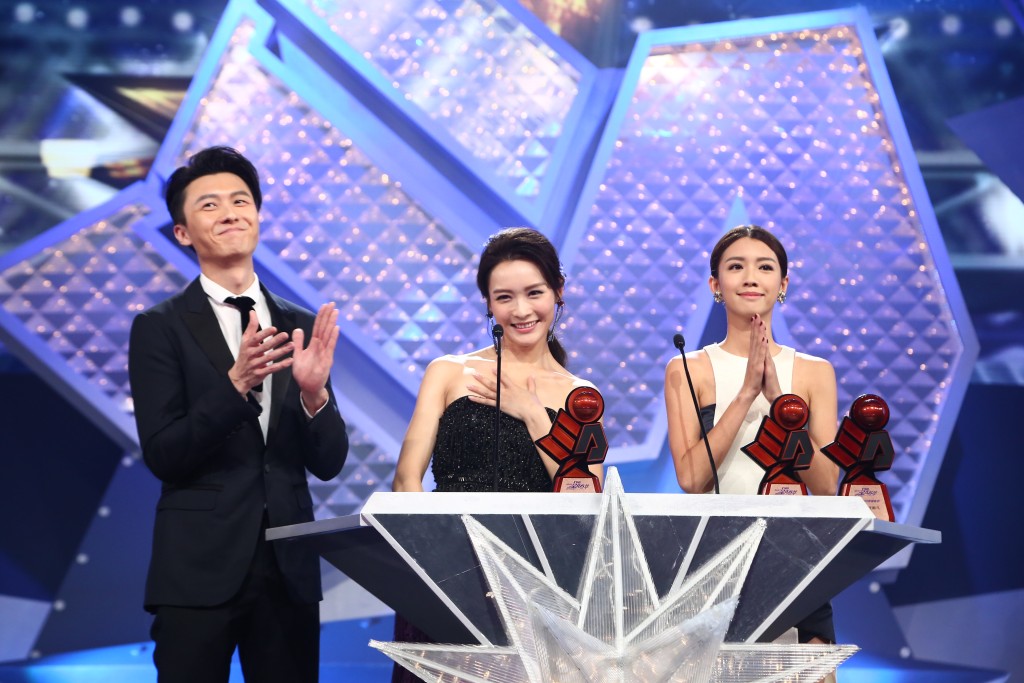 李佳芯（中）再憑《踩過界》獲頒《TVB馬來西亞星光薈萃頒獎典禮2017》「最喜愛TVB電視角色」。