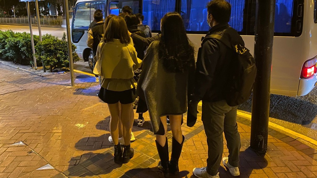 多名男女被捕。警方圖片