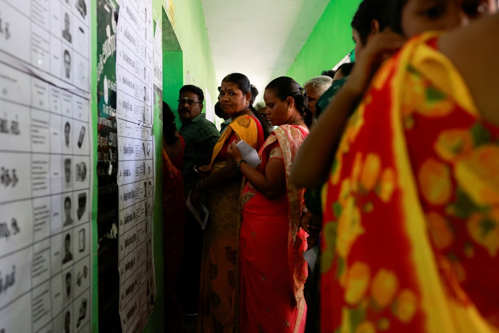 民眾在泰米爾納德邦一個票站排長龍。 路透社 泰米爾納德邦