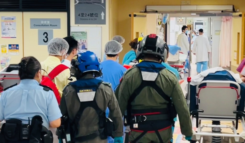 飛行服務隊人員將事主送院。 飛行服務隊人員將事主送院。