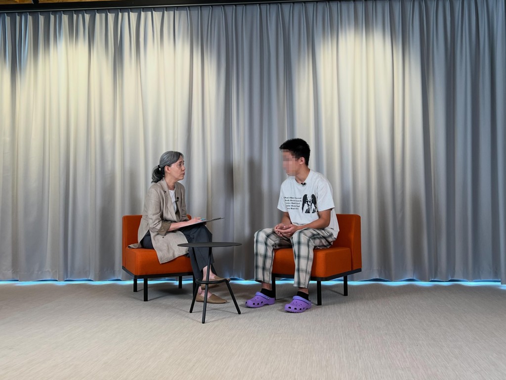 警方東九龍總區人員邀請警隊心理服務課臨床心理學家與險墮騙局的港標生對談。