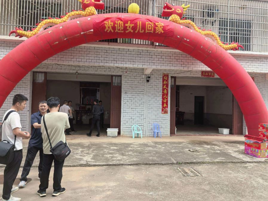 刘秀红张灯结彩迎接她回家。