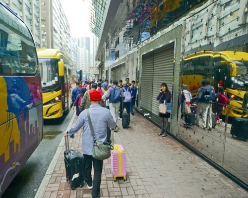 近年訪港旅客急升,加劇旅遊巴違泊及交通擠塞問題。 資料圖片