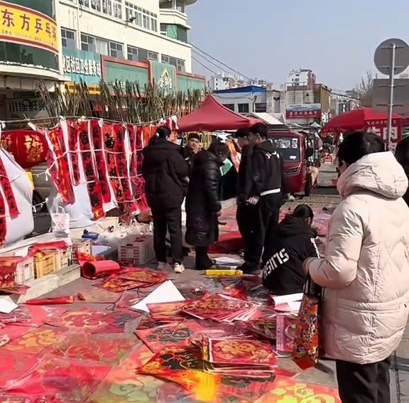 14歲少年小高為了幫補家計還債，在街頭擺攤賣揮春。