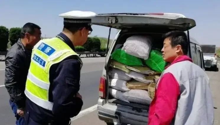 云南警方发现有人冒充交通警四出查车。示意图