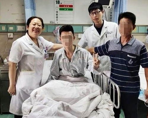 在急診、呼吸科及胸外科醫生聯手合作下，手術得以成功完成。網上圖片