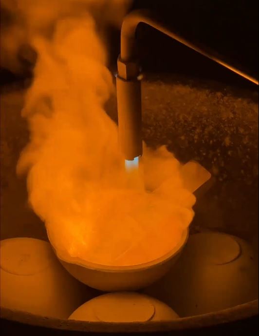 張凱毅丈夫張煜東親手鑄造的黃金鳳冠，展覽時被兒童觀眾損毀。抖音＠我是張凱毅  