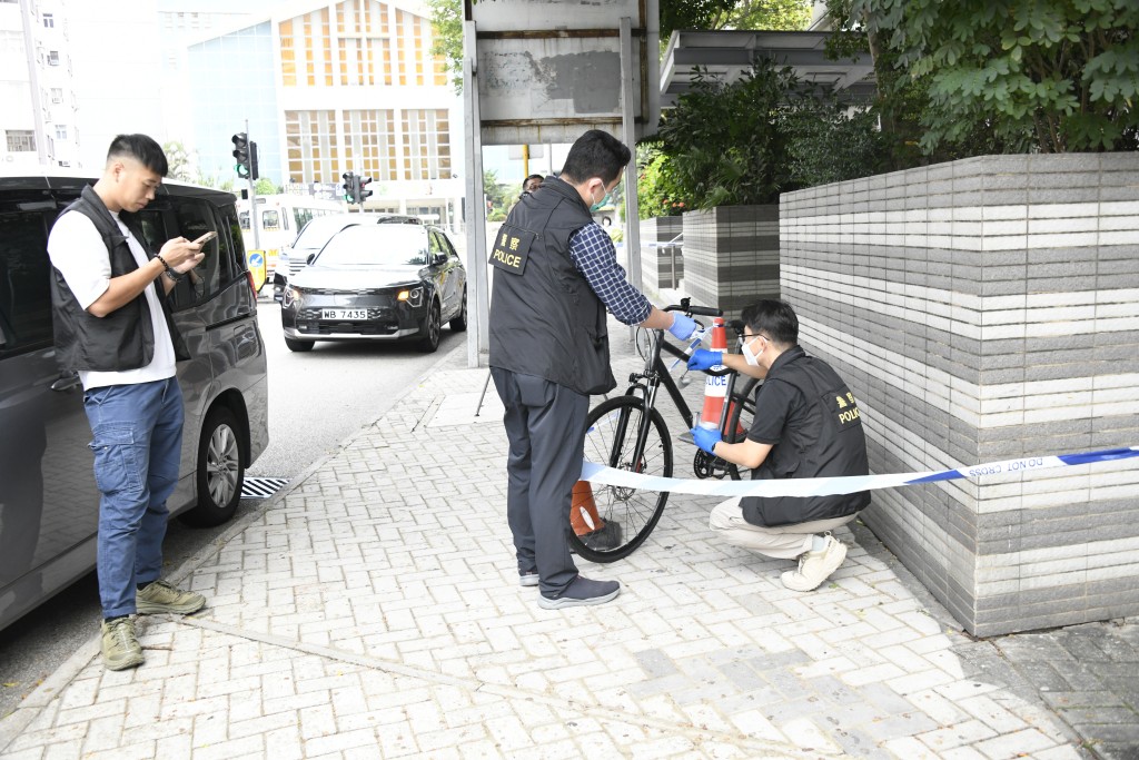 警员在涉案单车上扫模检证。杨伟亨摄