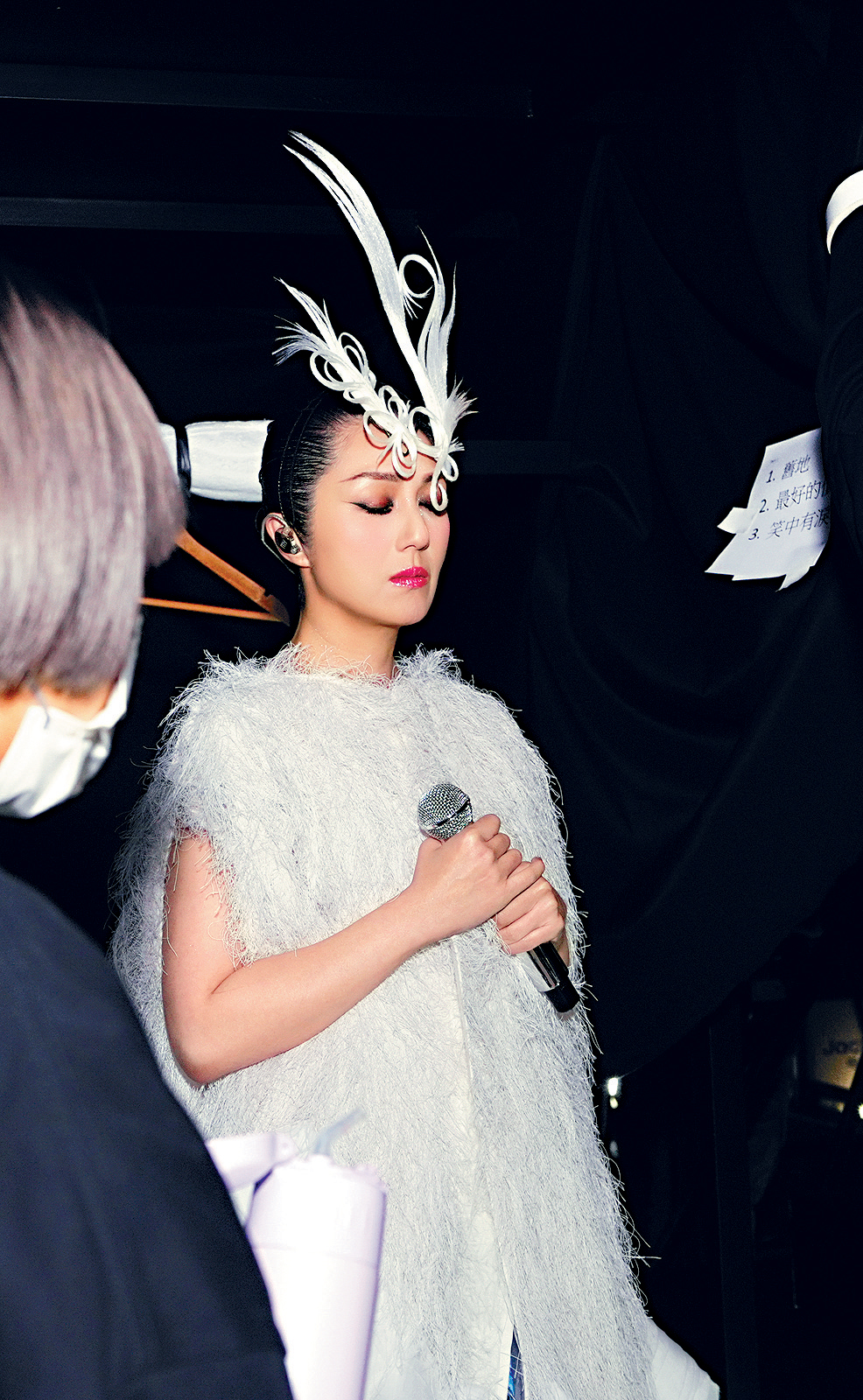 楊千嬅率全場觀眾在騷前為火災意外傷亡人士默哀1分鐘。