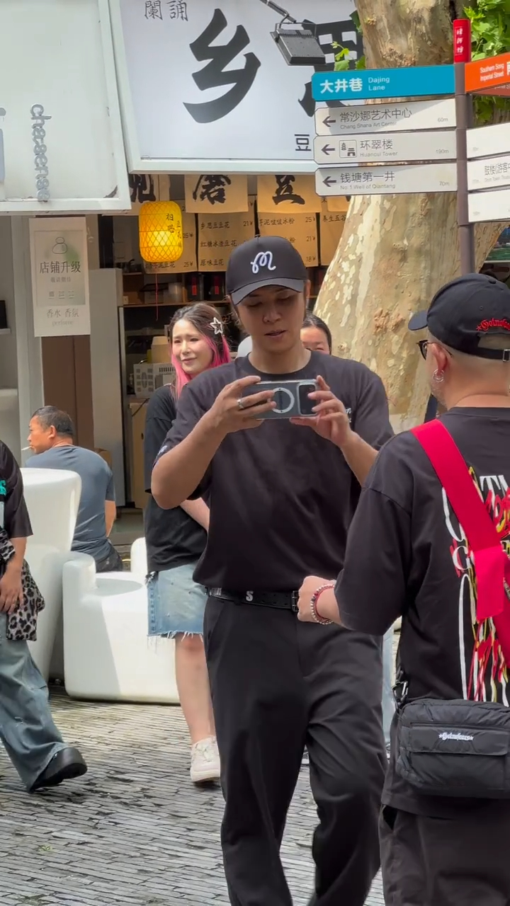 羅志祥在杭州現身，身旁引來不少路人側目與拍攝。
