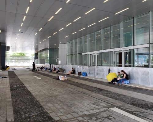 立法會大樓外示威區只有零星數名市民留守。梁國峰攝