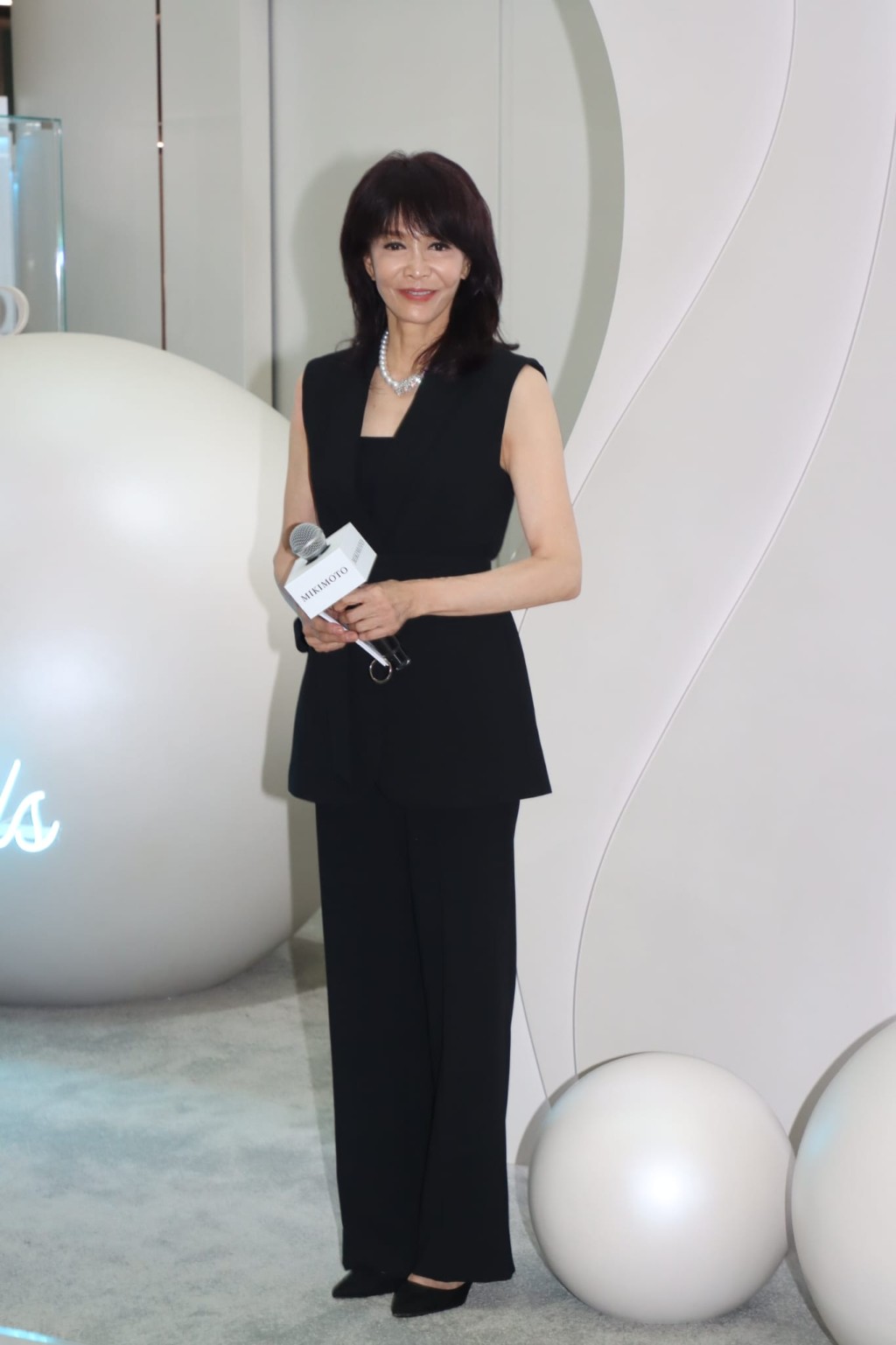 郑裕玲为日本殿堂级珠宝品牌举行期间限定店的揭幕活动担任司仪。