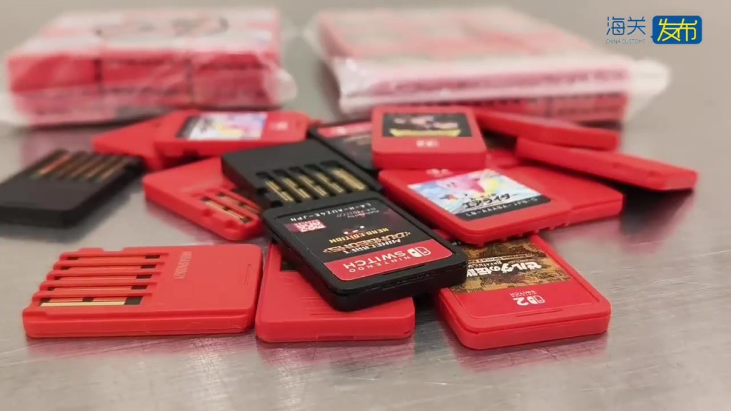 海关搜出83张switch游戏卡。海关发布