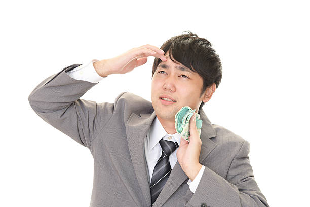 相学上半眯眼又叫「冚盅眼」。