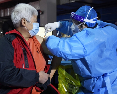 北京已為部分有接種需求且身體基礎狀況較好的60歲或以上長者接種疫苗。新華社圖片