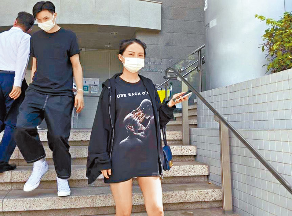 網名蘇淼淼的蘇美欣涉嫌宣傳非法賭網被捕，其後出庭應訊。