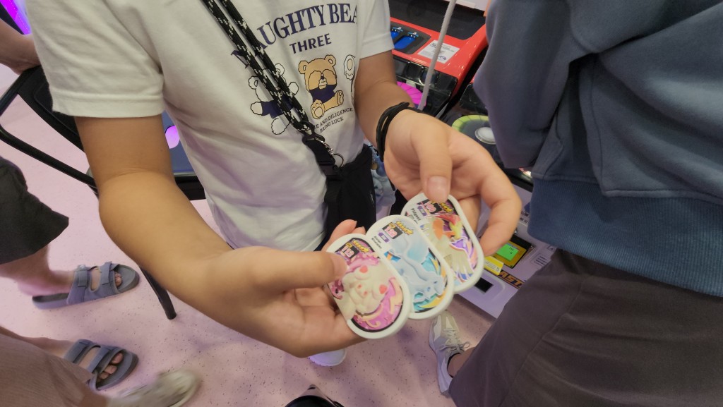 有家長陪同子女玩「Pokémon Mezastar」，每局索價15個代幣。