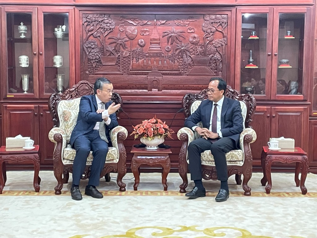 許正宇（左）今日在老撾萬象與老撾人民民主共和國銀行（該國中央銀行）行長本勒博士（右）會面。政府新聞處